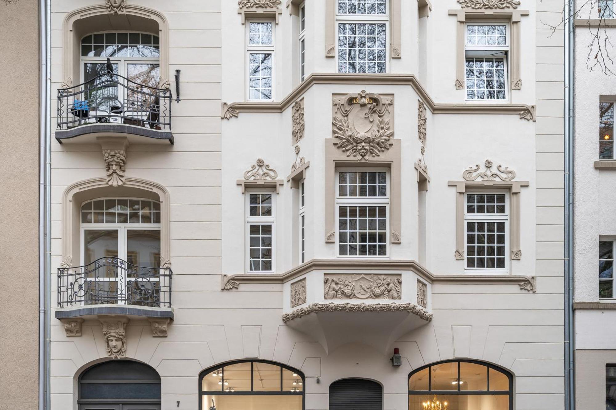 Modern Elegance In Historical Center Apartment *